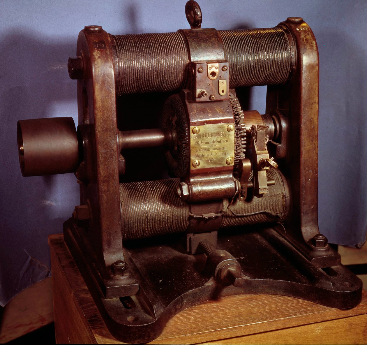 Máquina dinamo-eléctrica do tipo Gram que produz corrente contínua, realizada em 1877 pelas fábricas Sautter e Lemonnier. 1877. de Unknown artist
