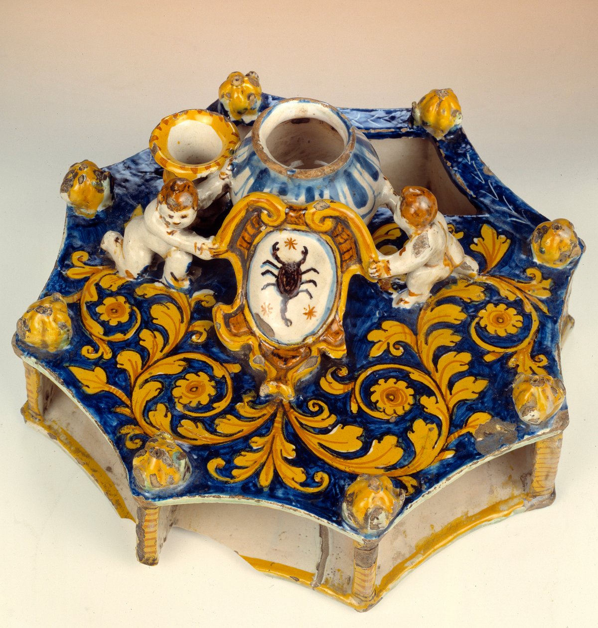 Escrita de oito secções feita em majolic (maiolica) nas cores azul escuro, amarelo e verde pálido. 1560-1570 Enouen, Museu Nacional da Renascença de Unknown artist