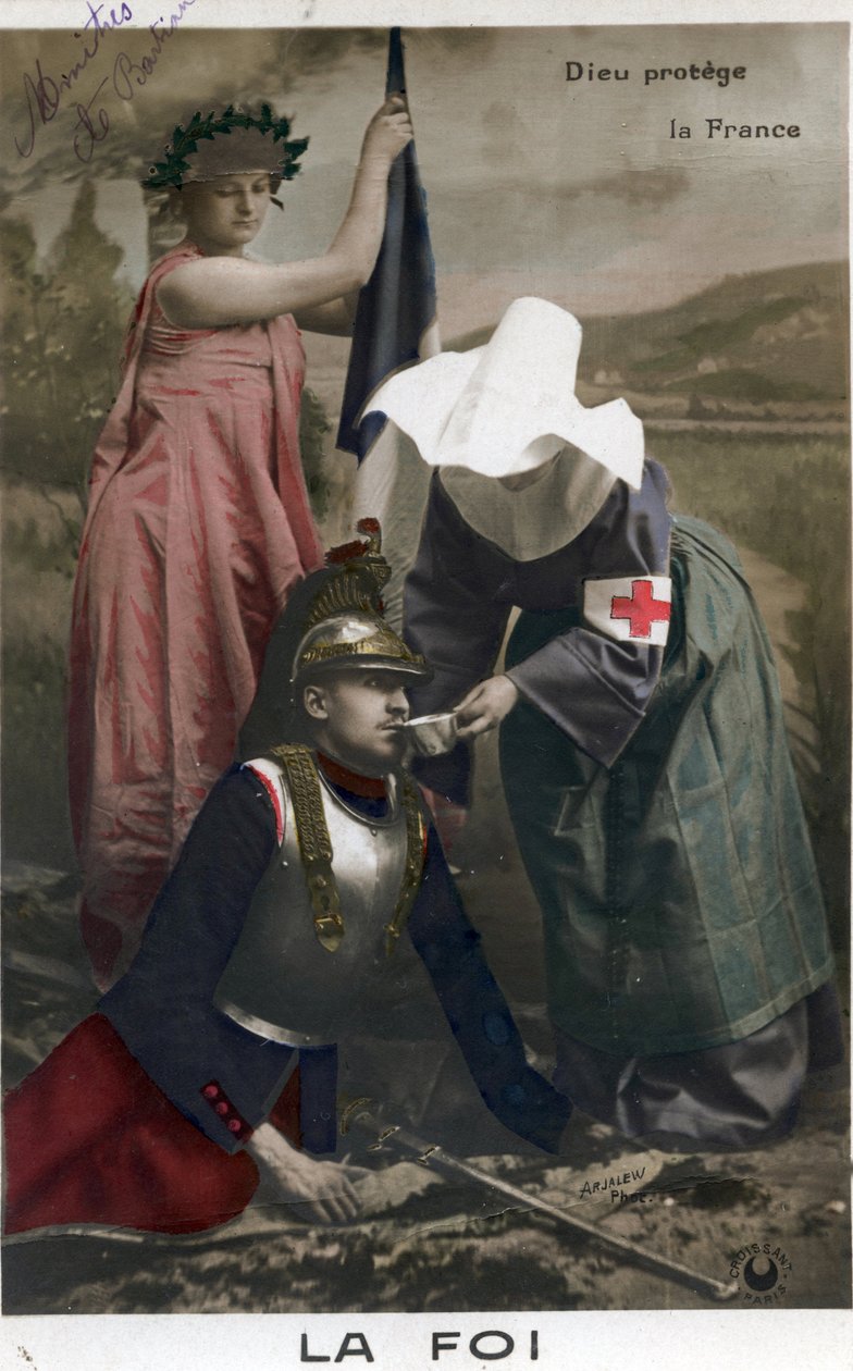 A fé na pátria "Deus protege a França": alegoria da França com a bandeira tricolor olhando para uma enfermeira usando a braçadeira da cruz vermelha dando cuidados a um soldado francês que se levantou durante a guerra de 1870 contra a Prússia. Cartão postal de Unknown artist
