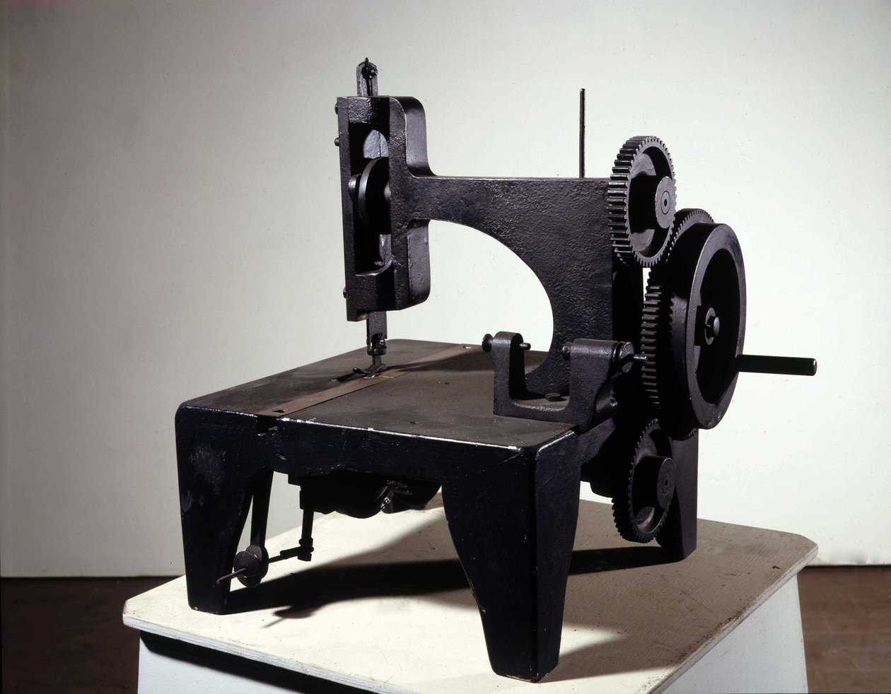 Primeiro modelo de máquina de costura Singer. meados do século XIX. de Unknown artist