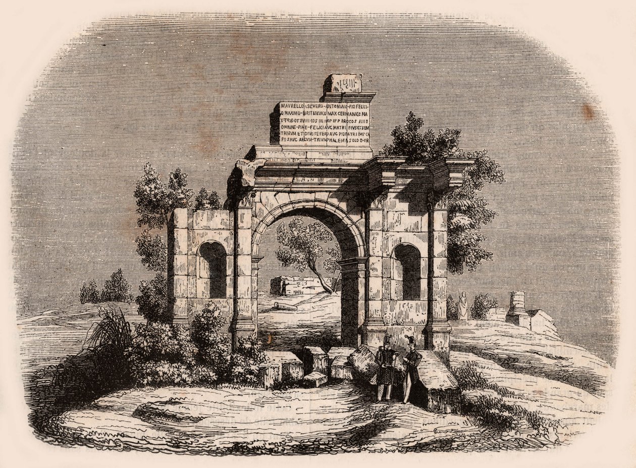 Vista frontal do arco romano de Djemilah na Argélia: dois soldados franceses posando em frente as ruínas de Unknown