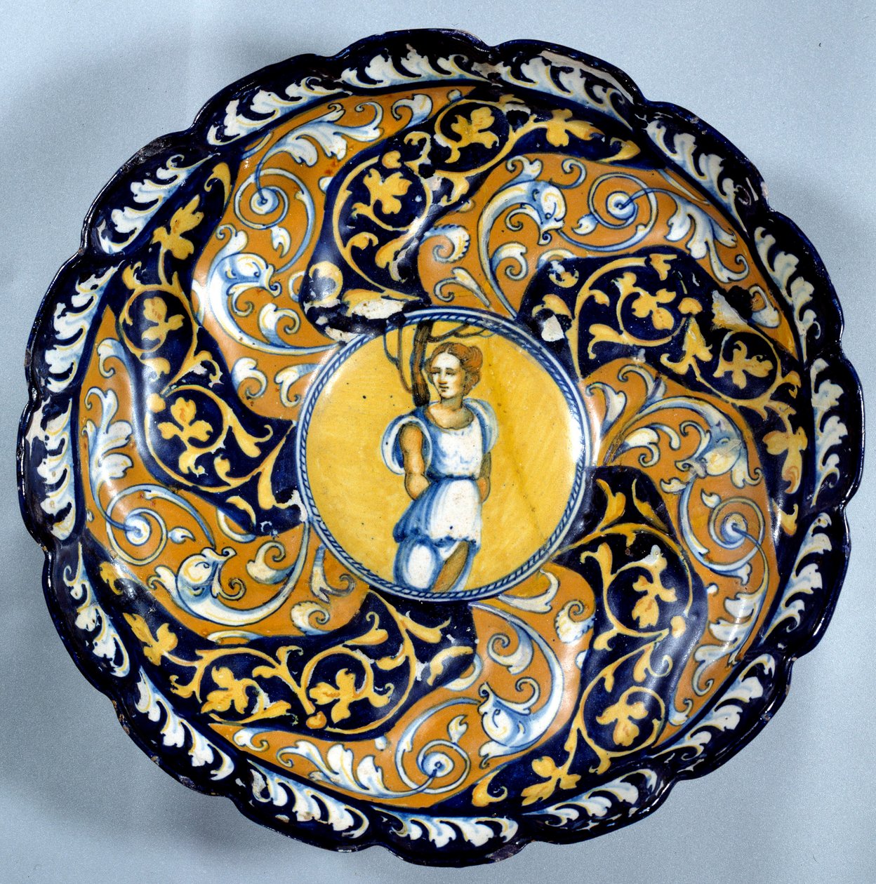 Godronnee faience cup decoree de um angelot. Paris do século XVI, Museu do Louvre de Unknown artist