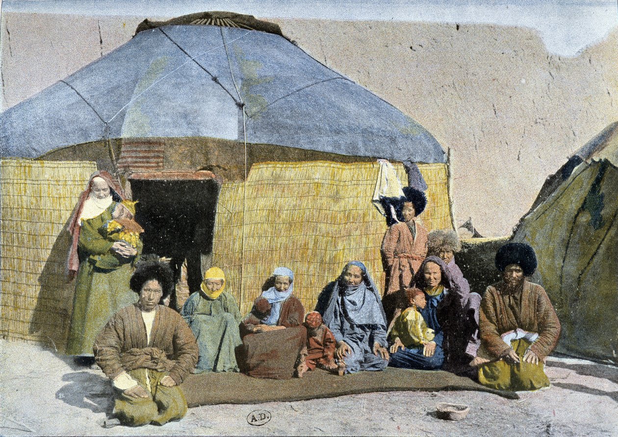 Grupo de Tekes (nômades russos) em frente ao seu yurt, no final do século XIX de Unknown artist