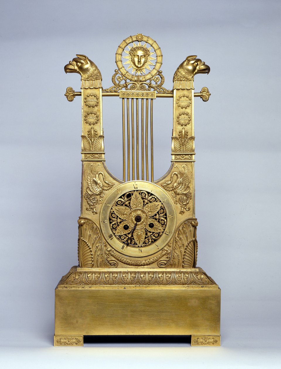 Relógio de lareira em forma de harpa. de Unknown artist