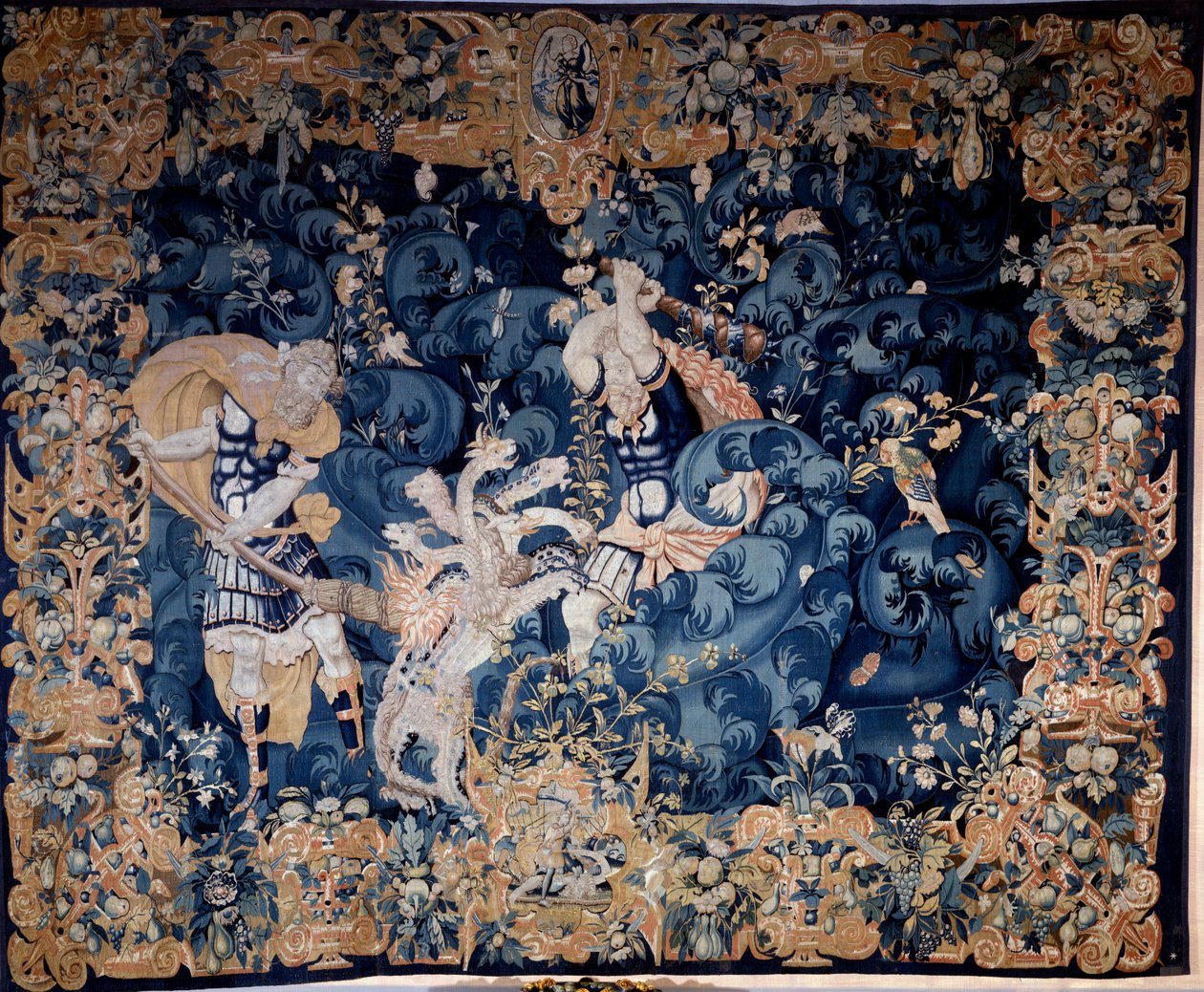 Hércules abateu a Hidra de Lerne que queima a lã e a seda do seu servo Iolas Tapestry, anónimo, no final do século XVI. Veja, Museu Nacional da Renascença. de Unknown artist