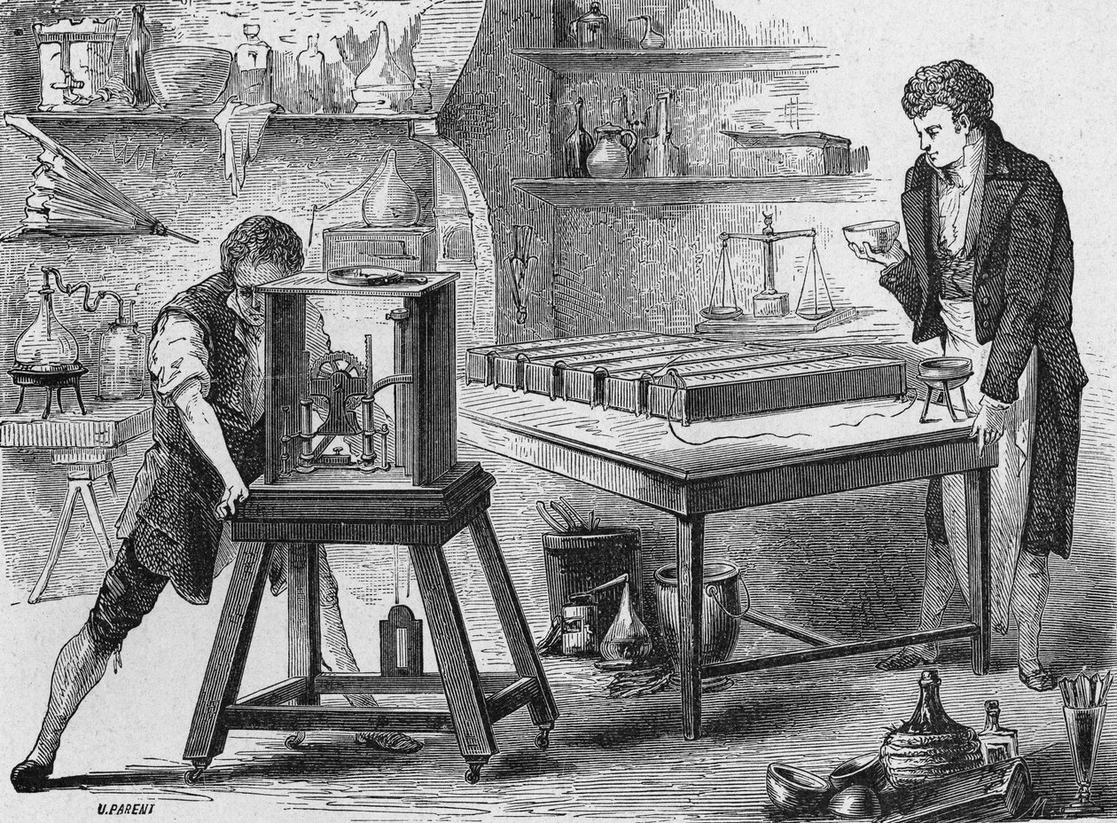 Humphry Davy decompõe os alcalinos pela bateria voltaica. Em "Album de la Science", Éditions Jouvet de Unknown artist