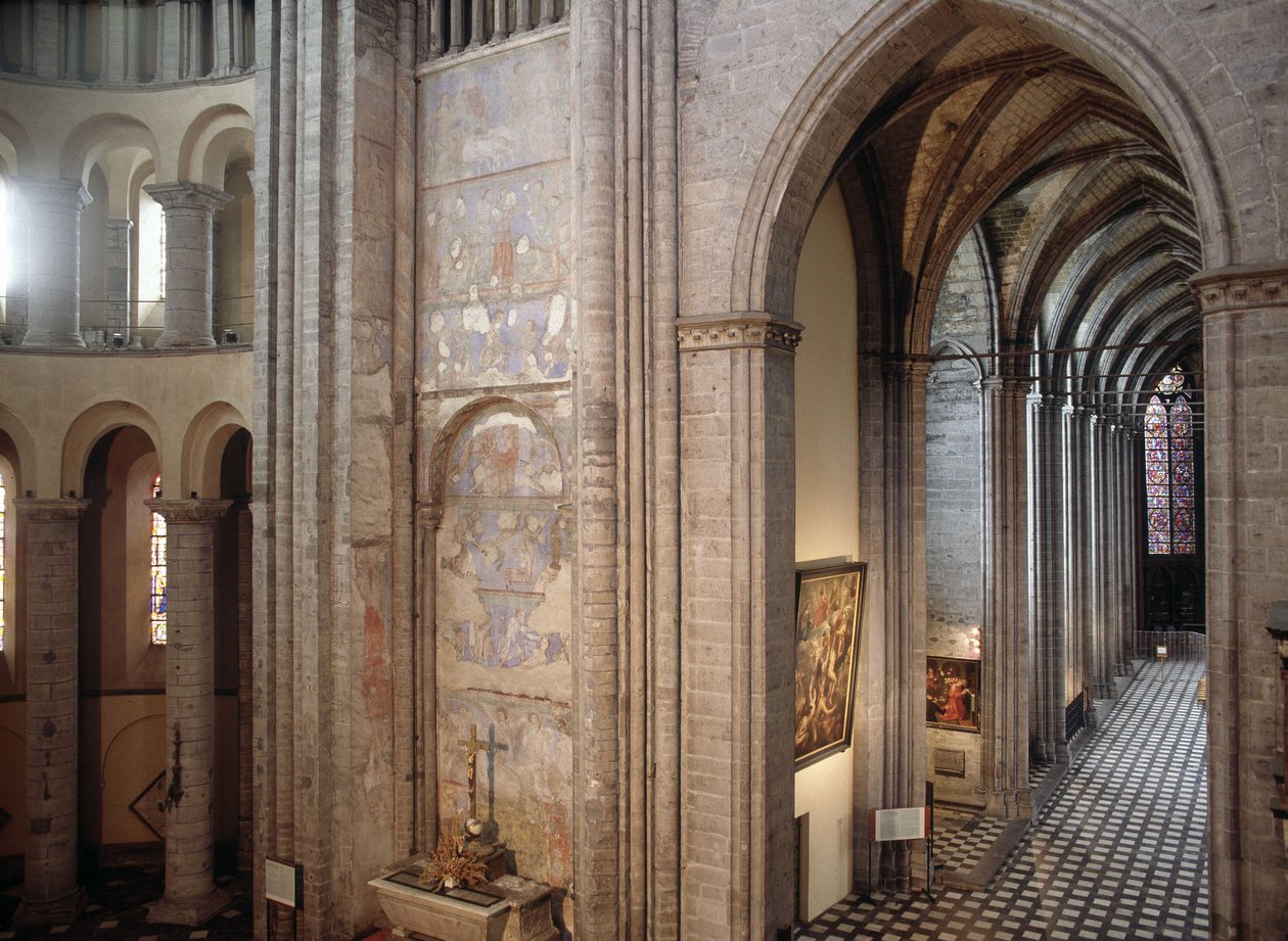 Interior da Catedral de Tournai, na Bélgica. de Unknown artist