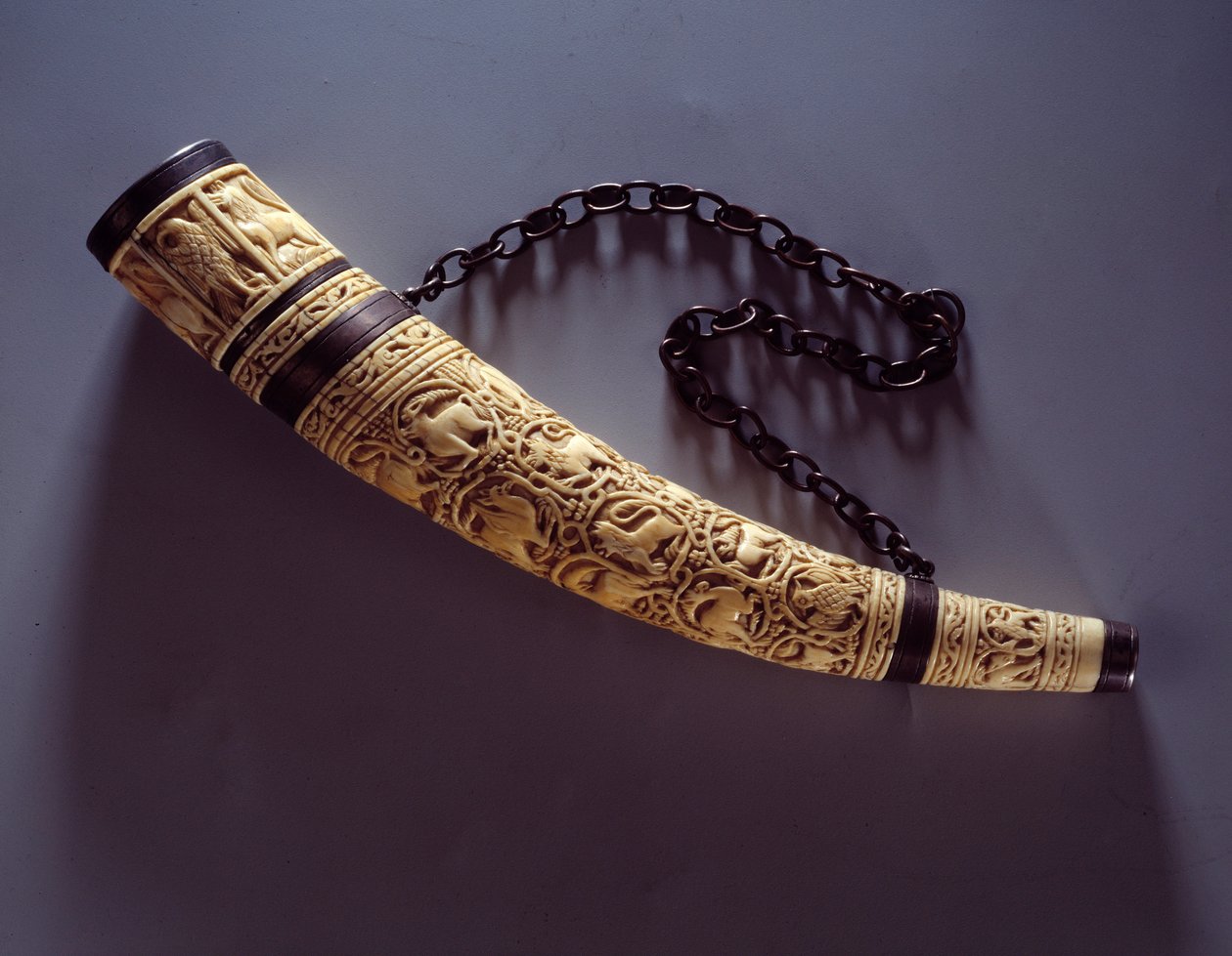 O Oliver Marfim monta sobre prata. 1050-1100. Paris, Museu do Louvre de Unknown artist