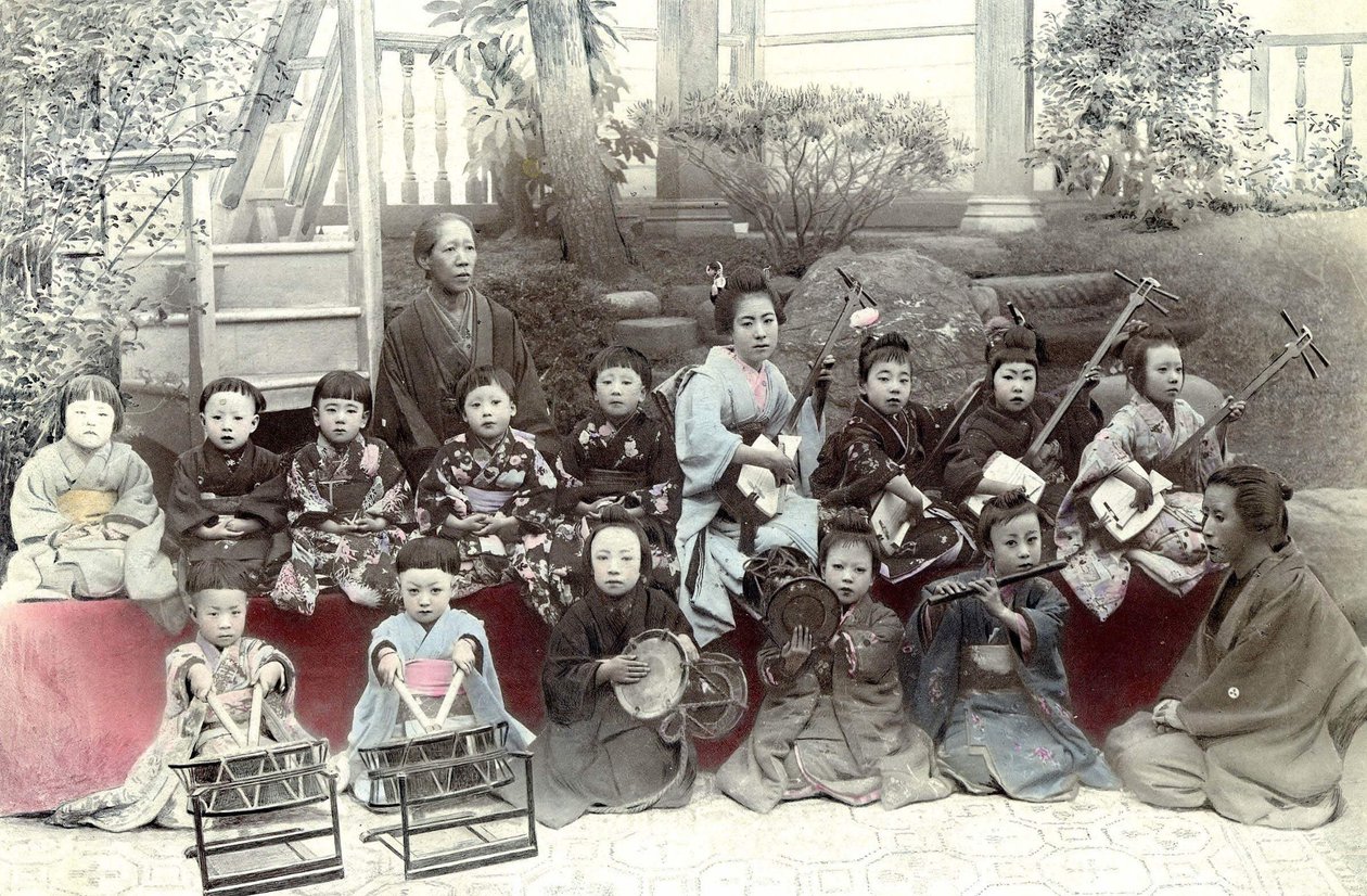 Crianças japonesas tocando música, final do século XIX de Unknown artist