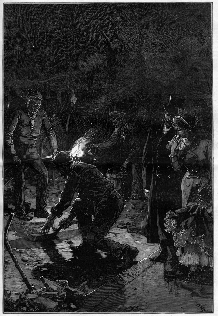 Os operários colocam o asfalto à volta do teatro francês (Teatro-Francais ou Comedie-Francaise) nas ruas de Paris e executam os trabalhos do estaleiro durante a noite. Gravação em "Le Monde Illustre de Unknown artist