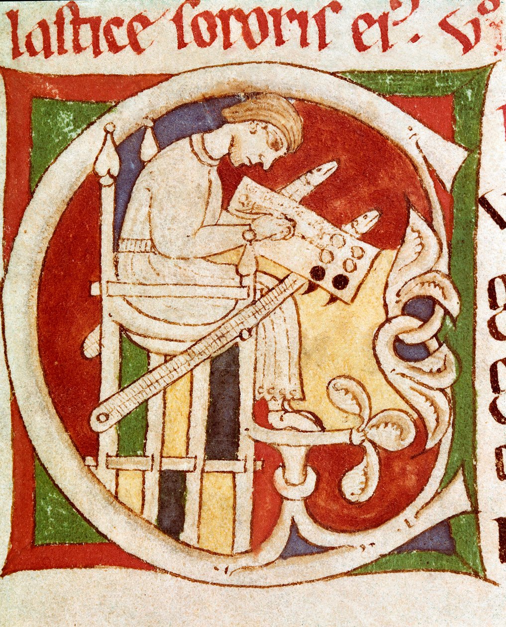 Carta C enfeitada com um monge escrevendo sobre uma mesa. Miniatura de "Vitae sanctorum" (Vida dos Santos) Coimbre do século XII, biblioteca universitária de Unknown artist