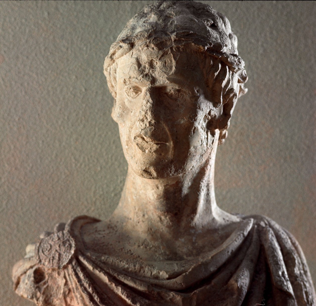 Busto calcário do Imperador Frederic II de Hohenstaufen (1194-1250) 1245-1250. Barletta, Museo Civico de Unknown artist