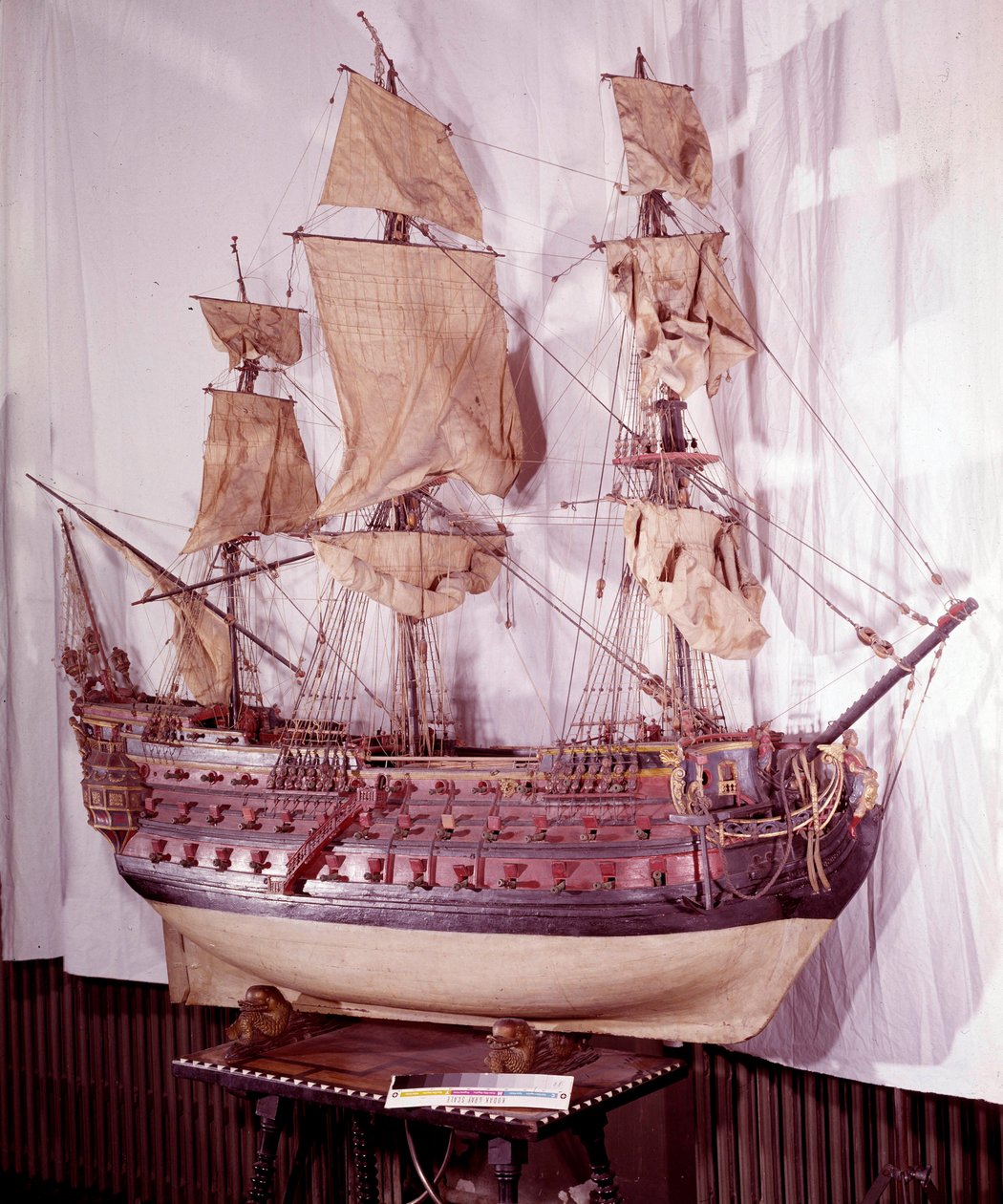 Marinha Militar: modelo em miniatura de um navio com três conveses, arma de 92 armas. Século XVII. Madrid, Museu de Armee de Unknown artist