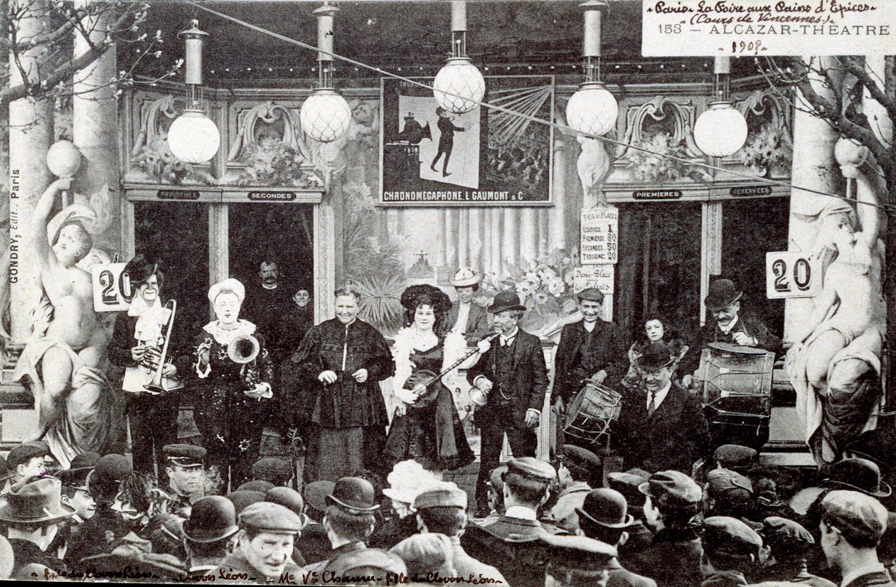 Espetáculo musical na feira do pão de especiarias em frente ao edifício do Teatro Alcazar de Unknown Artist