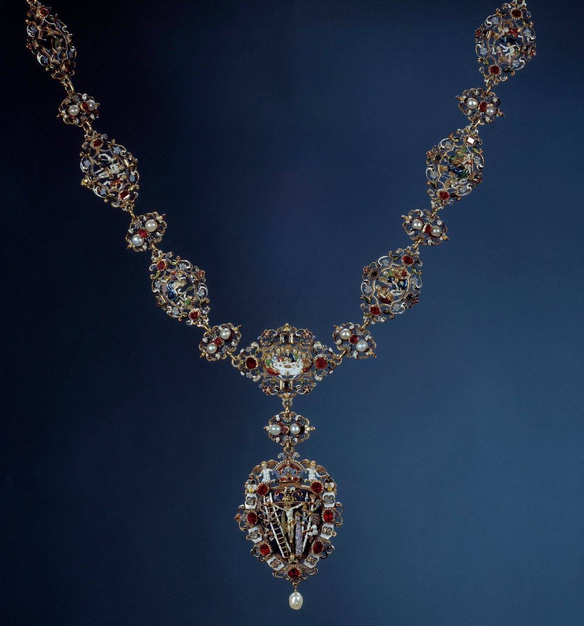Colar do Imperador do Sacro Império, Rei da Boémia e Rei da Hungria Rodolfo II (1552-1612) em esmalte, ouro e pedra fina com pingente retratando cenas da Paixão. Século XVI. Paris, Museu do Louvre de Unknown artist