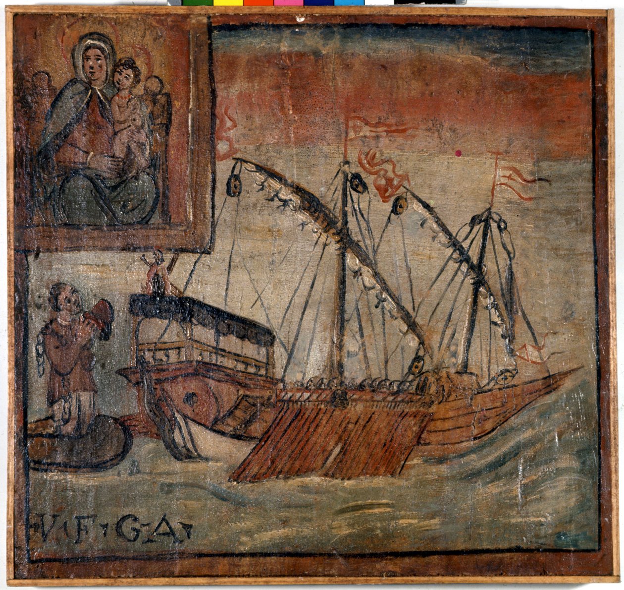 À esquerda uma antiga galeria ainda com os canais agradece a Madonna dell