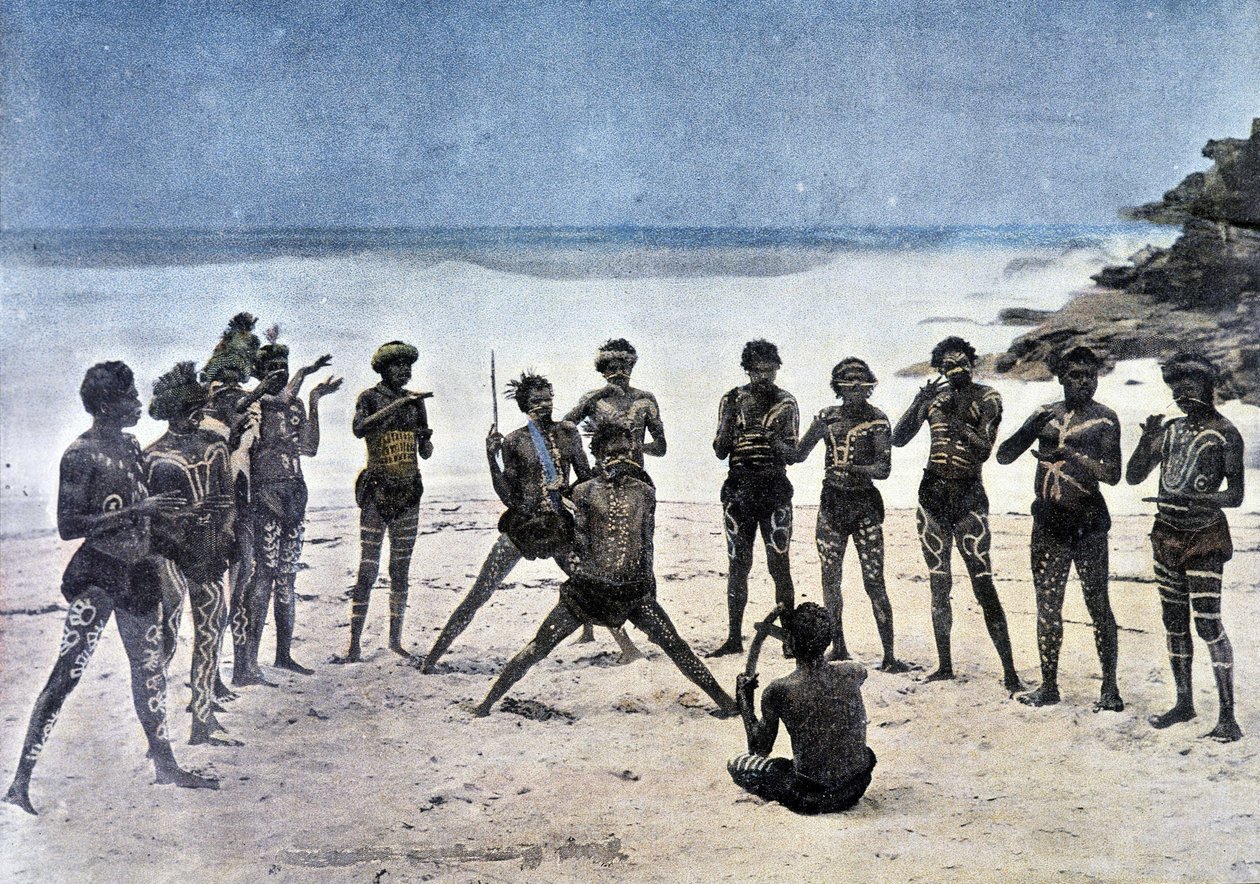 Papua dança na praia ao lado da aldeia Karapuna (Nova Guinee). de Unknown artist