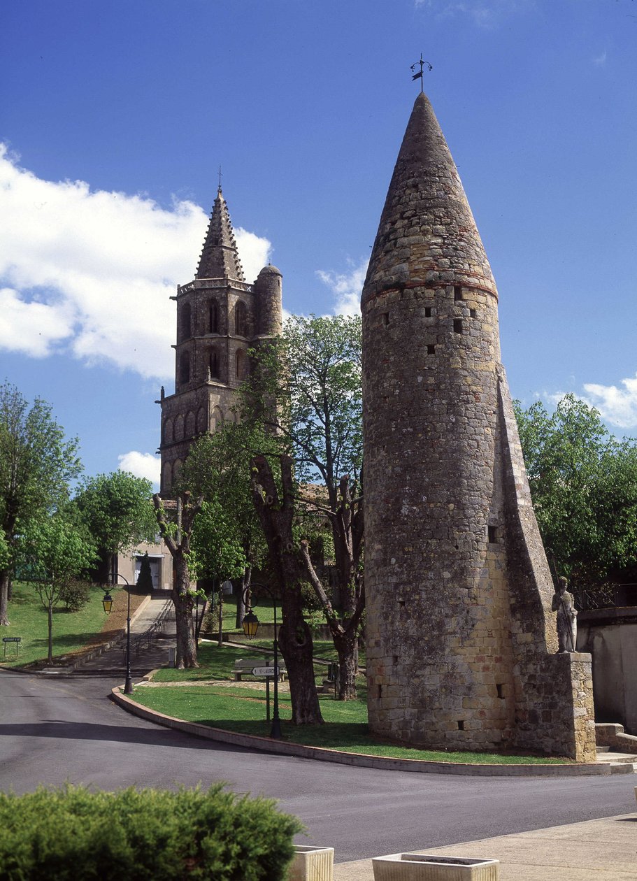 Porta da cidade e igreja de Avignonet en Lauragais (31), restos mortais de uma terra cátara destruída em 1229. de Unknown artist