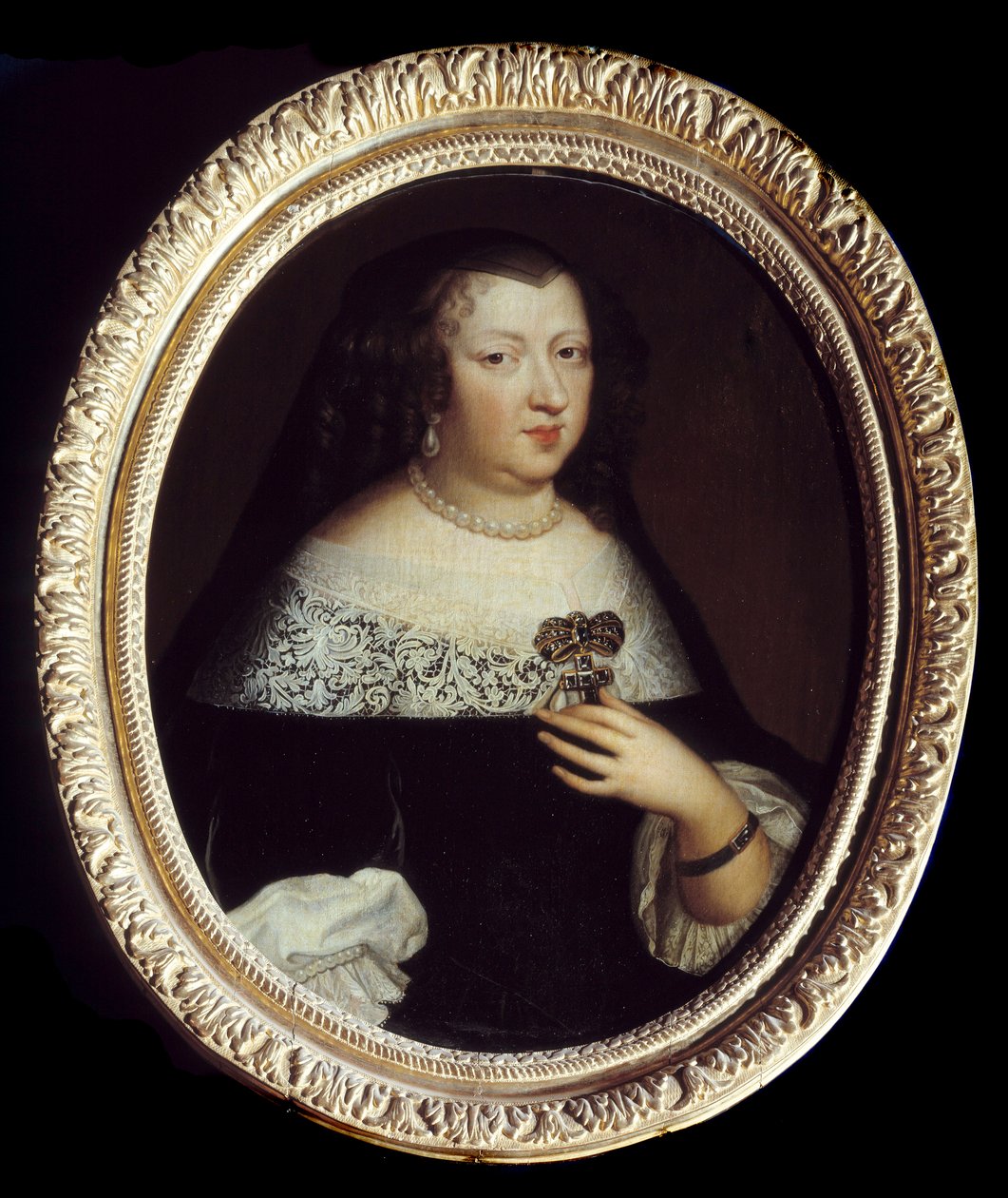 Retrato de Ana da Áustria (1601-1666) Rainha de França. Ela usa jóias de pérolas, um pingente adornado com pedra preciosa em forma de cruz e uma pulseira à volta do pulso esquerdo. Pintura anónima de Unknown artist