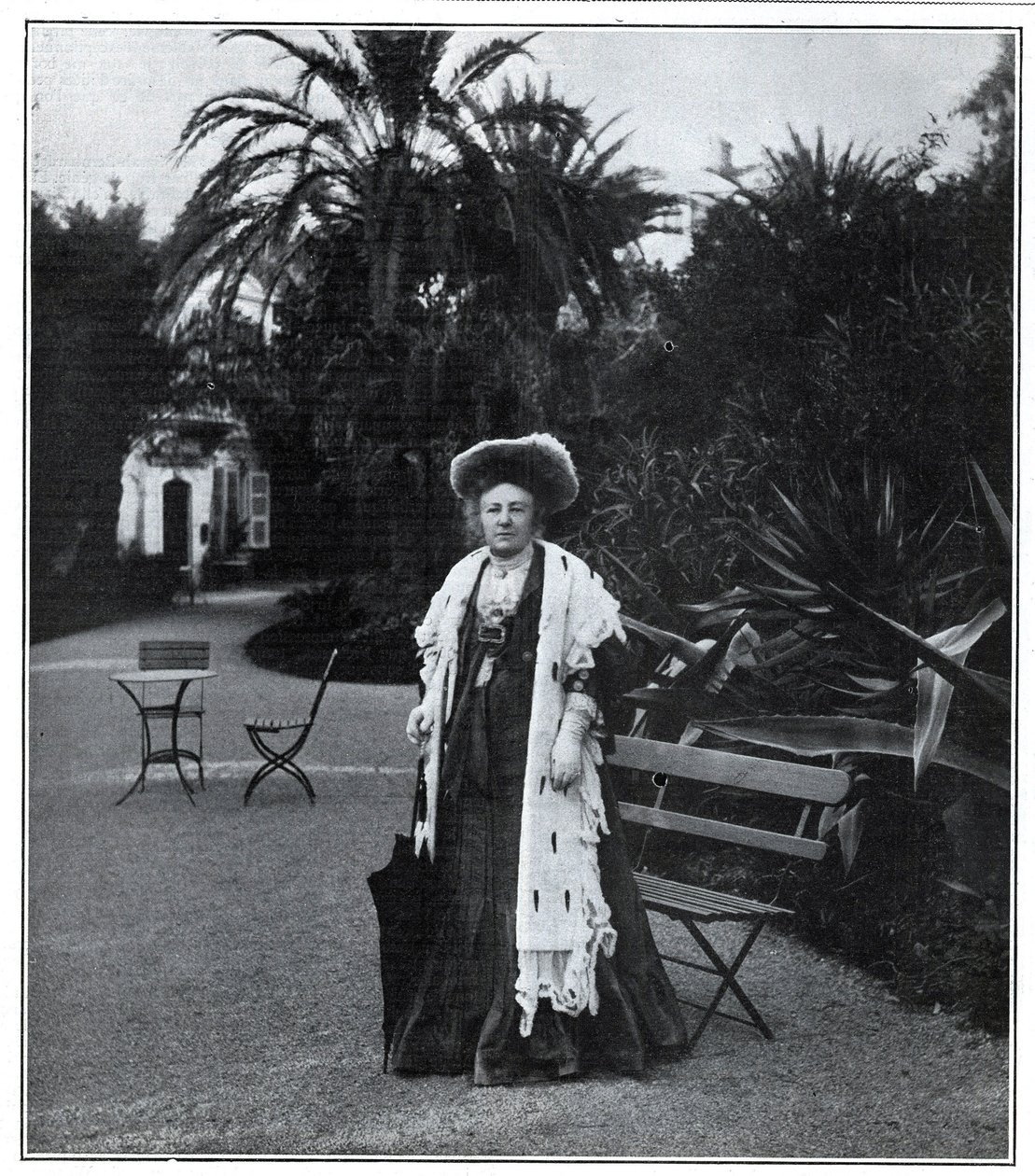 Retrato de Madame Juliette Adam (nee Lambert) (1836-1936), escritora, polemista e feminista francesa em Nice, em 1905. de Unknown artist