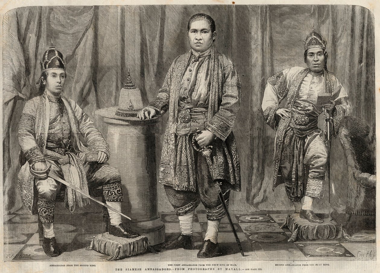 Retratos de embaixadores do Sião que vieram para Inglaterra em 1857. Da esquerda para a direita: Cha mun (Cha-mun) Mondr Bidacks, representando o segundo rei do Sião, Phya Mantri Suriyawanse e Chau Mun Sarbbedh Bhacty, embaixadores do primeiro rei. Gravaçã de Unknown artist