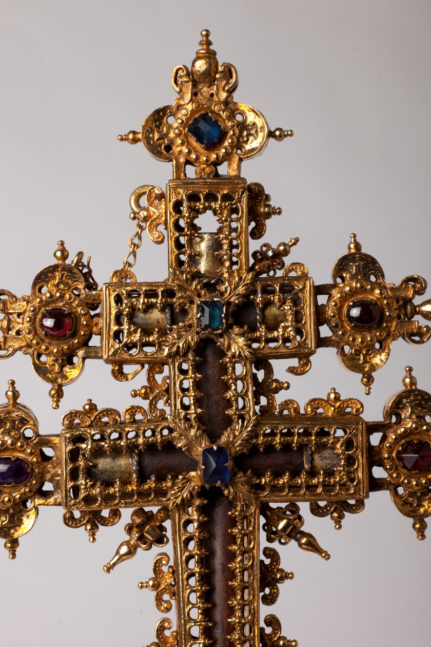 Cruz de relíquia. Metalomecânica com jarras. Abadia de origem (Saint-Amand Tournai, ex-Elnone. Século XVI. Pormenor centro da cruz. de Unknown artist