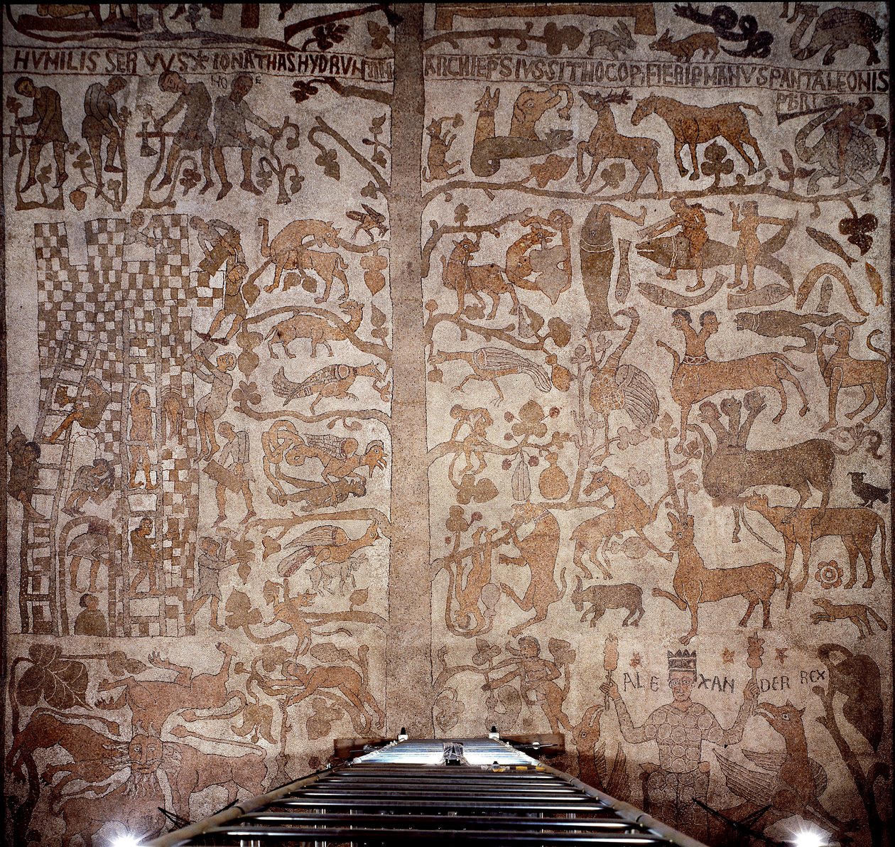Representação de Alexandre o Grande (356-323 AC), rei de Macedoine e conquistador da Pérsia, rodeia a fauna indiana durante a conquete da Índia e o dilúvio infernal à direita, à esquerda a construção da Torre de Babel. Pavimento do Pant de Unknown artist