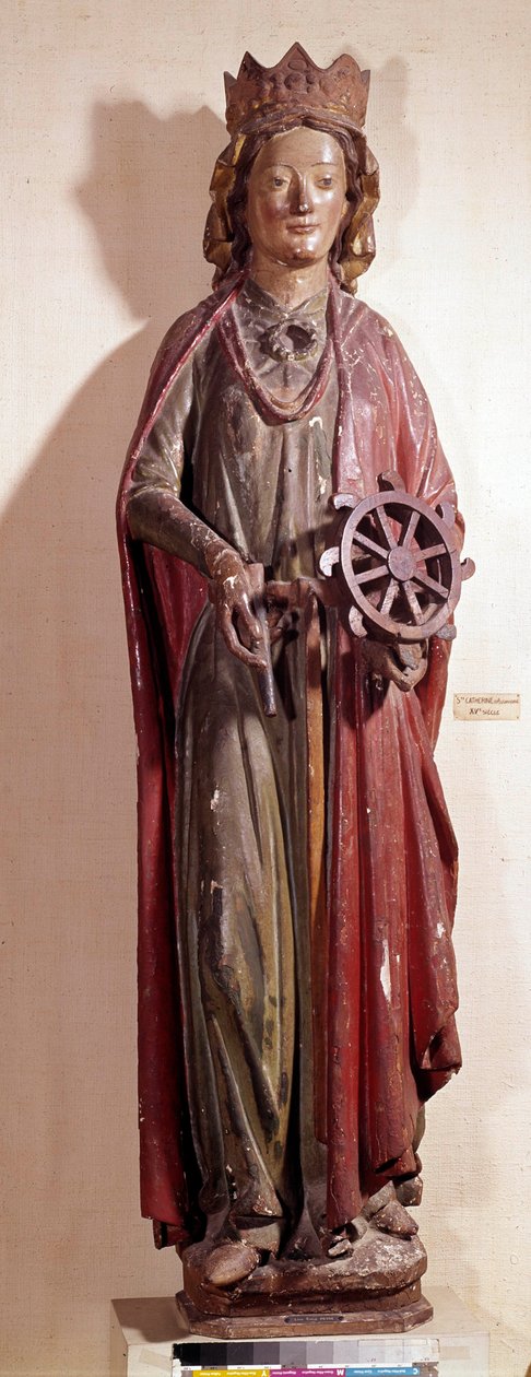 Representação de Santa Catarina de Alexandria, segurando o instrumento da roda do seu tormento. Estátua em madeira policromada. de Unknown artist