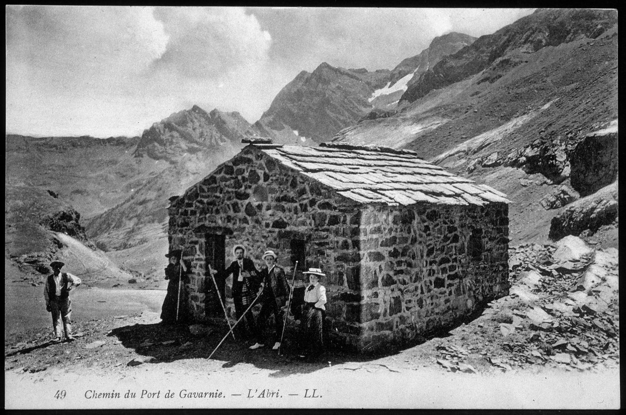 Estrada para o porto de Gavarnie: o abrigo (refúgio de montanha) - cartão postal, final do século XIX. de Unknown artist