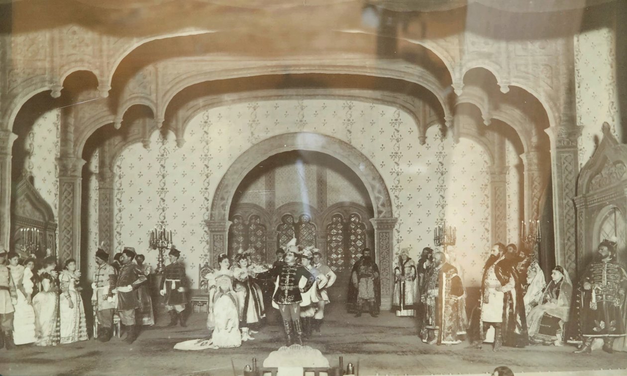 Cena de la peça de teatro "le Faux Dmitri" de Alexandre Nikolaievitch Ostrovski (1823-1926). Teatro Maly de Moscou. Photographie, annees 1870. O Museu Central do Teatro do Estado A. Bakhrushin, Moscovo
Cena da peça de teatro "Falsa Dmitriy" de Ale de Unknown artist