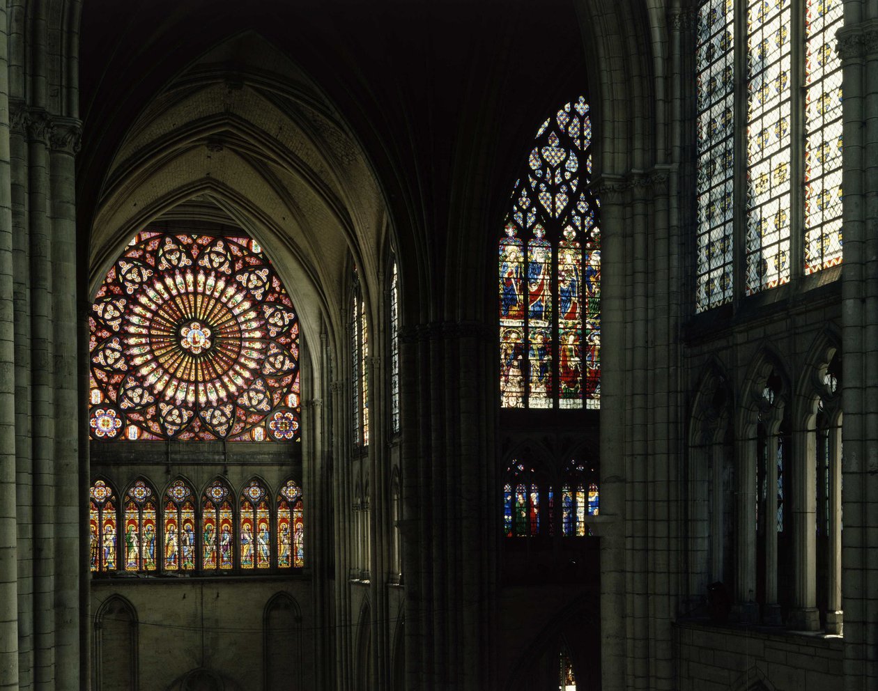 Janelas de vidro manchado e roseta da catedral de Troyes de Unknown artist