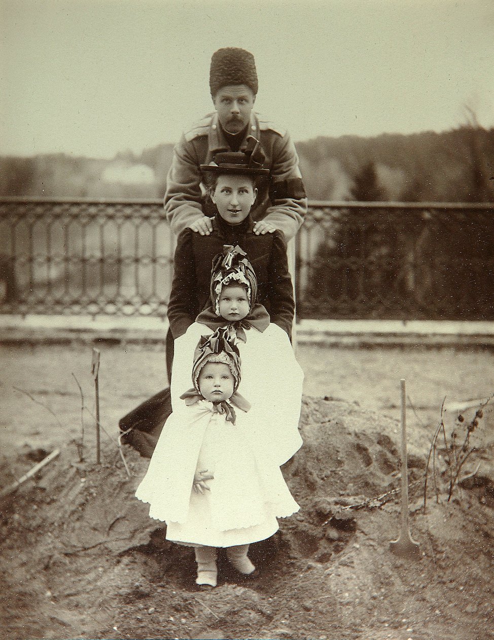 A Família do Duque Fyodor Uvarov em Country Estate Porechye. Foto Albumina de Unknown artist