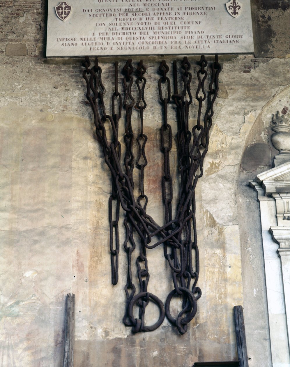 As correntes que fecharam o porto de Pisa. Foram tomadas pelos genoveses durante a vitória de Meloria contra a Córsega, em 1284, e depois dadas a Florença e devolvidas à cidade de Pisa, em 1858. Pisa Camposanto. de Unknown artist