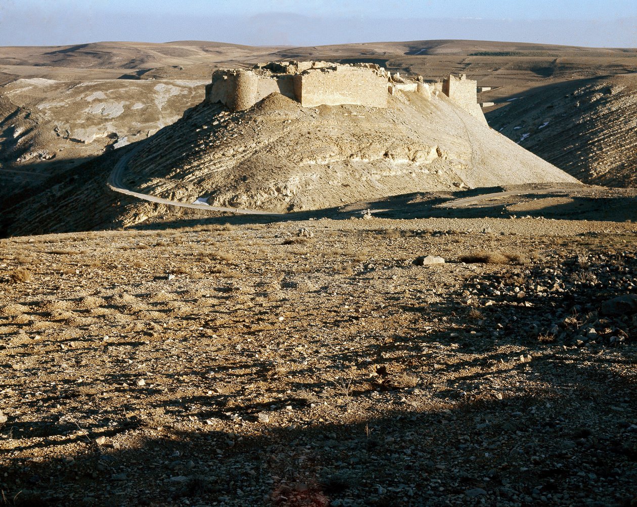 Vista de Karac el Chobac, castelo dos cruzados no lado oriental do Arabah de Unknown artist