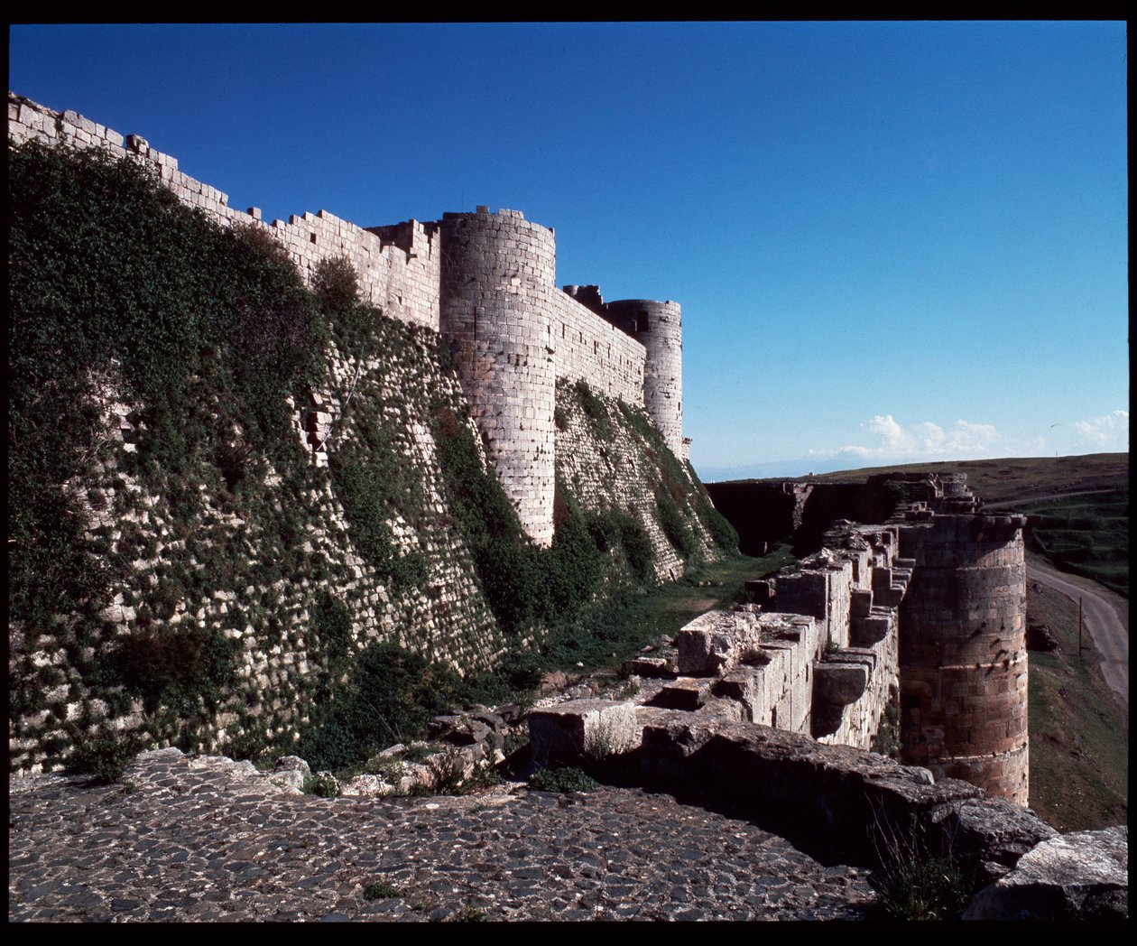 Vista do Cracóvia dos Cavaleiros, Castelo dos Cruzados, c.1100 (Fotografia) de Unknown artist