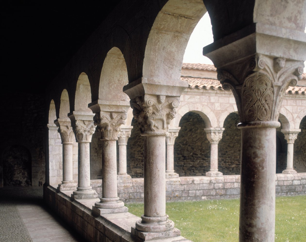 Vista do claustro (século XII) de Unknown artist