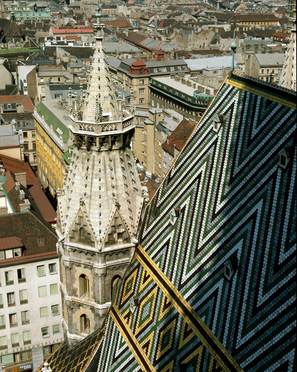 Vista do telhado de telhas envidraçadas da Catedral de Unknown artist