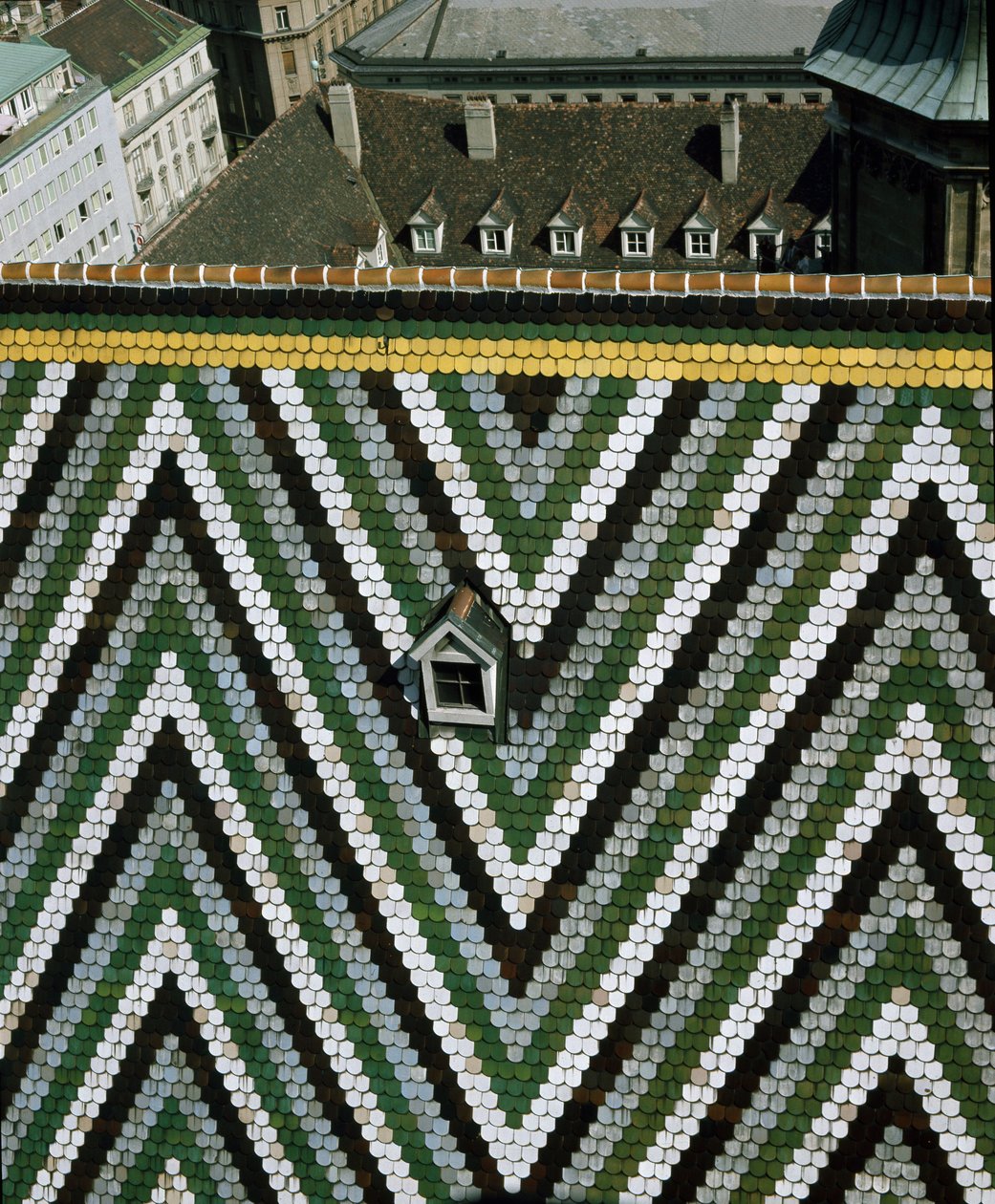 Vista do telhado de telhas envidraçadas da Catedral de Unknown artist