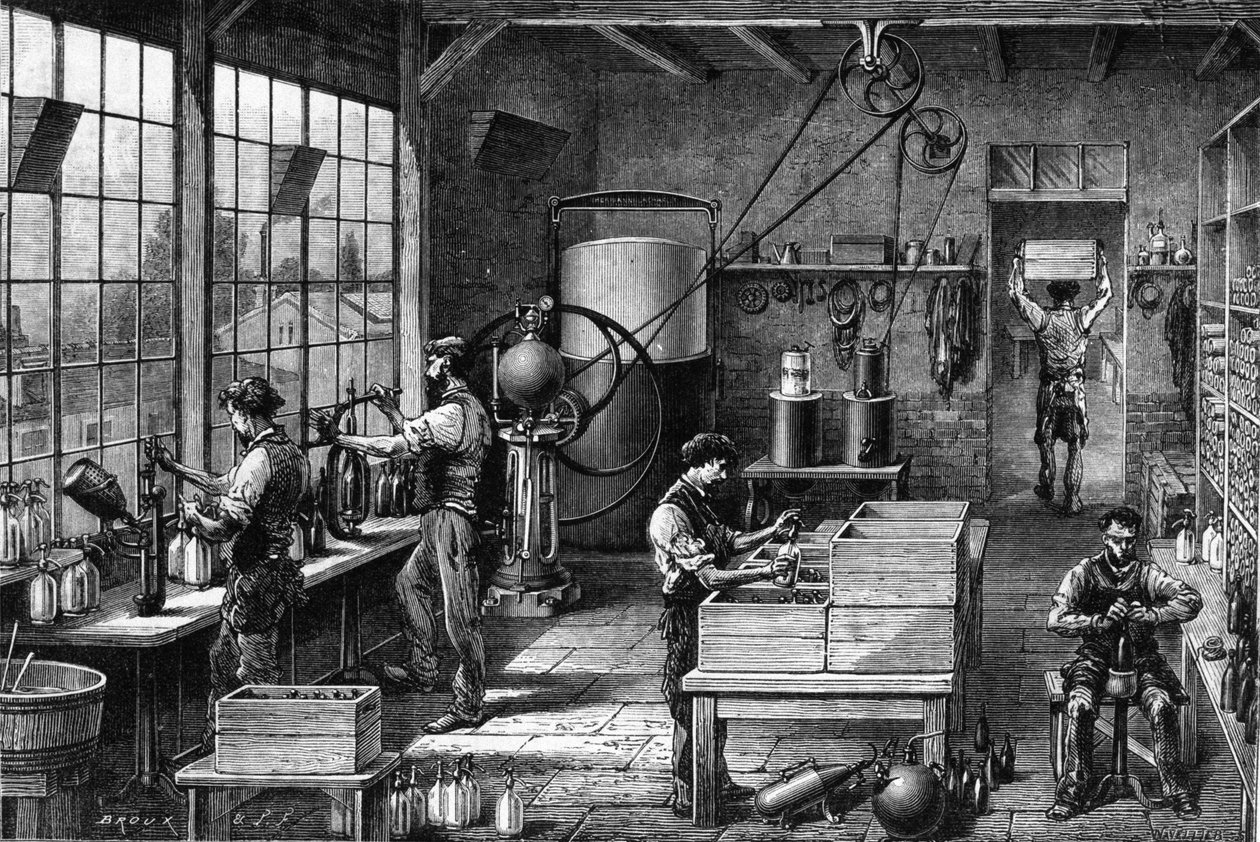 Vista do interior de uma planta de água Seltz (água carbonatada): é preparada graças a uma forte pressão dentro de uma garrafa chamada Siphon. Diferentes etapas, fabricação e engarrafamento. Gravação de Unknown artist