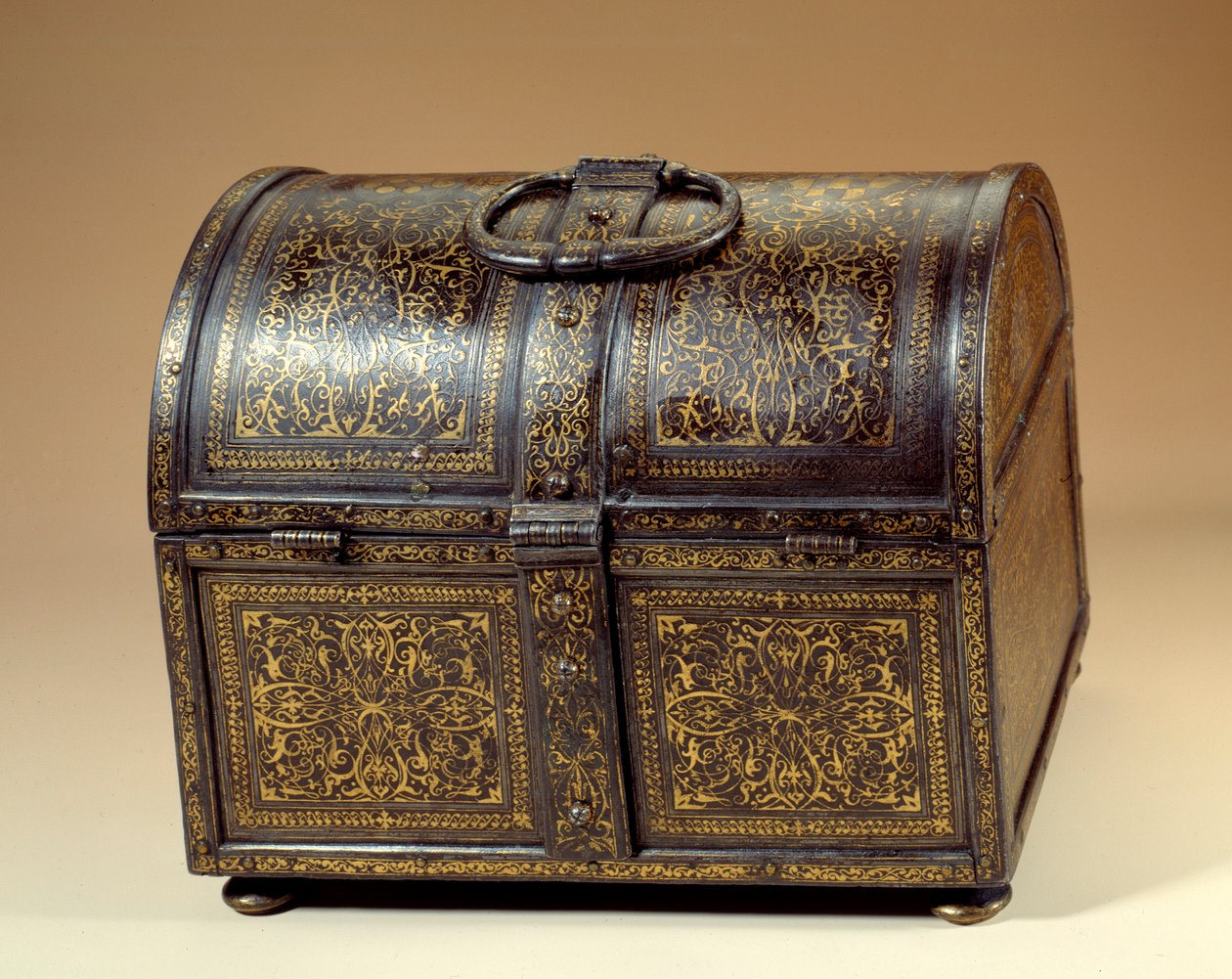 Caixa de armas de Cosimo I (Cosimo de Medici) (1519-1574) e Eleonore de Toledo (1519-1562) (Eleonora di Toledo) em metal e damasquina. Paris do século XVI, Musee du Louvre de Unknown artist