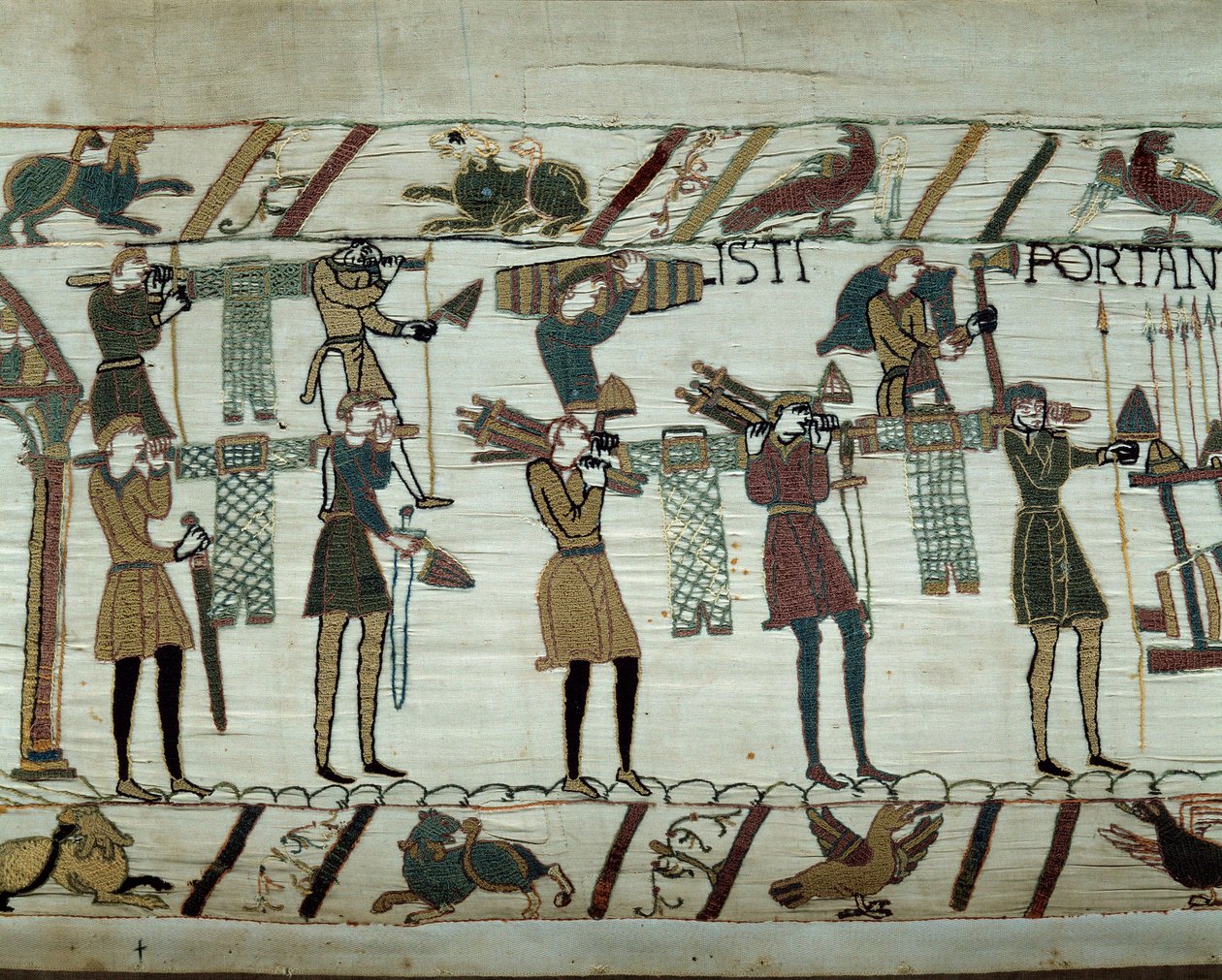 Armas e vinho são trazidos para os navios durante o reabastecimento para a conquete da Inglaterra pelas frotas de Guilherme o Conquistador (1027-1087) em 1066 Detalhe da tapeçaria de Bayeux ou Bordados da Rainha Mathilde de Unknown artist