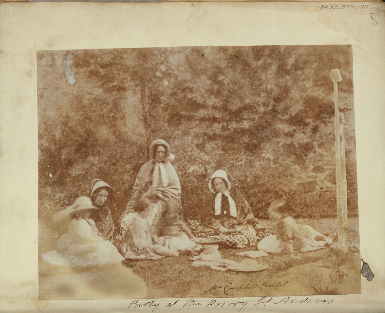 Um grupo de piquenique. de Unknown artist