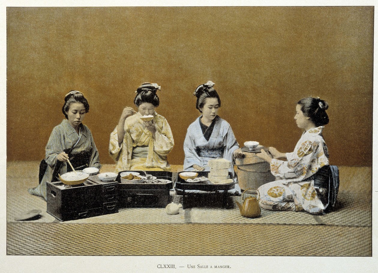 Uma sala de jantar no Japão: mulheres comendo arroz com pauzinhos e uma delas servindo chá - n.d. final do século XIX de Unknown artist
