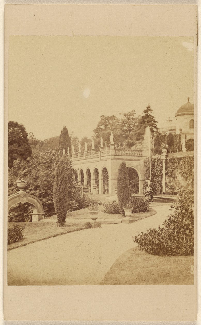 Alton Gardens - Praça e fonte de Unknown artist