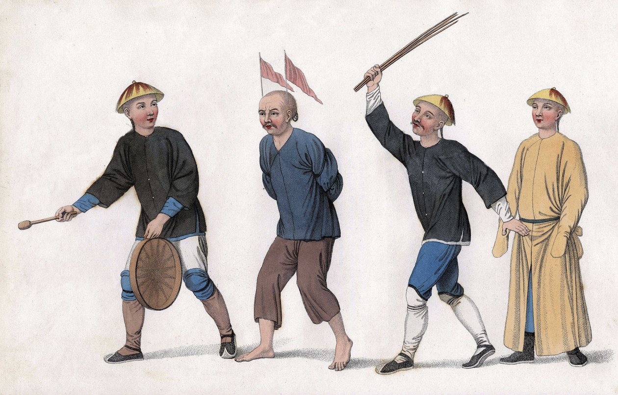 Uma acusação é levada a tribunal. Para atrair a atenção do público, bandeiras vermelhas são fixadas na sua cabeça e um homem toca o gongo. Gravação, em "The Punishments of the Chinese" (Os Castigos dos Chineses), Londres de Unknown artist