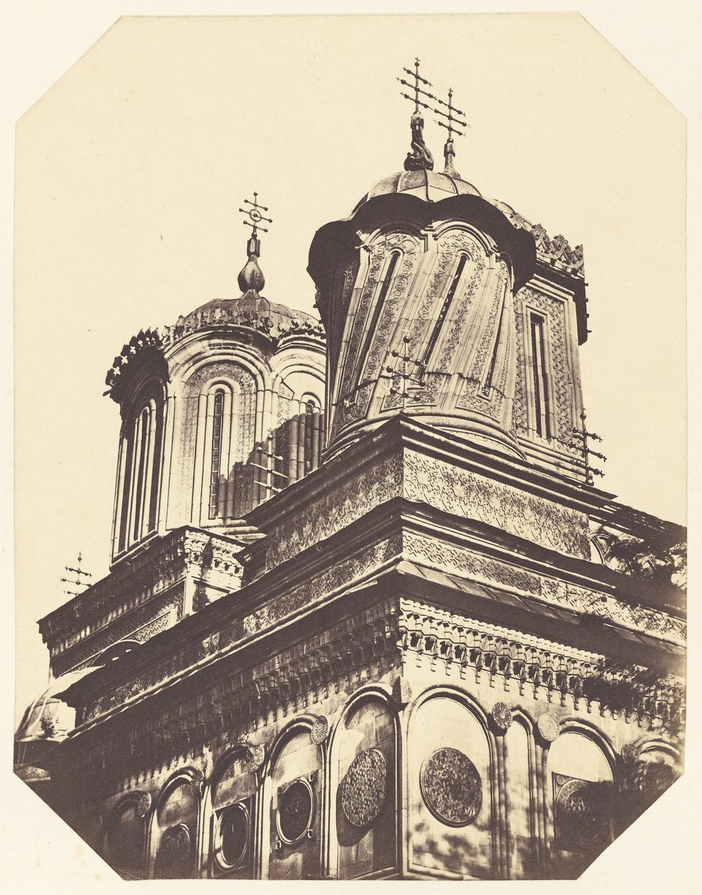[Vista angular das torres da igreja]. de Unknown artist