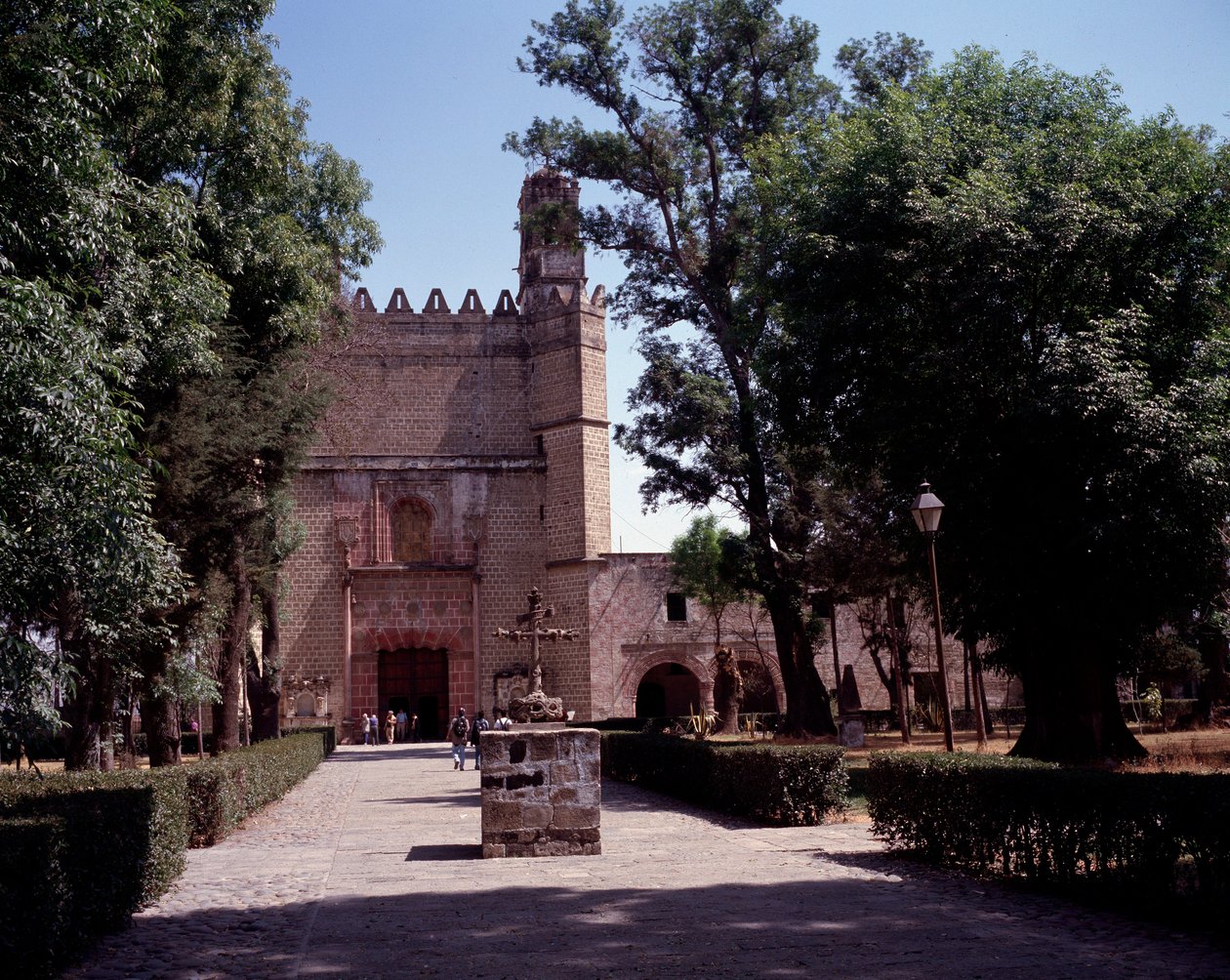 Arte México: vista do Convento Agostiniano (mosteiro de San Augustin Acolman) datado de 1571. A cruz é feita por artistas indígenas Tequitqui. México. Acolman de Unknown artist