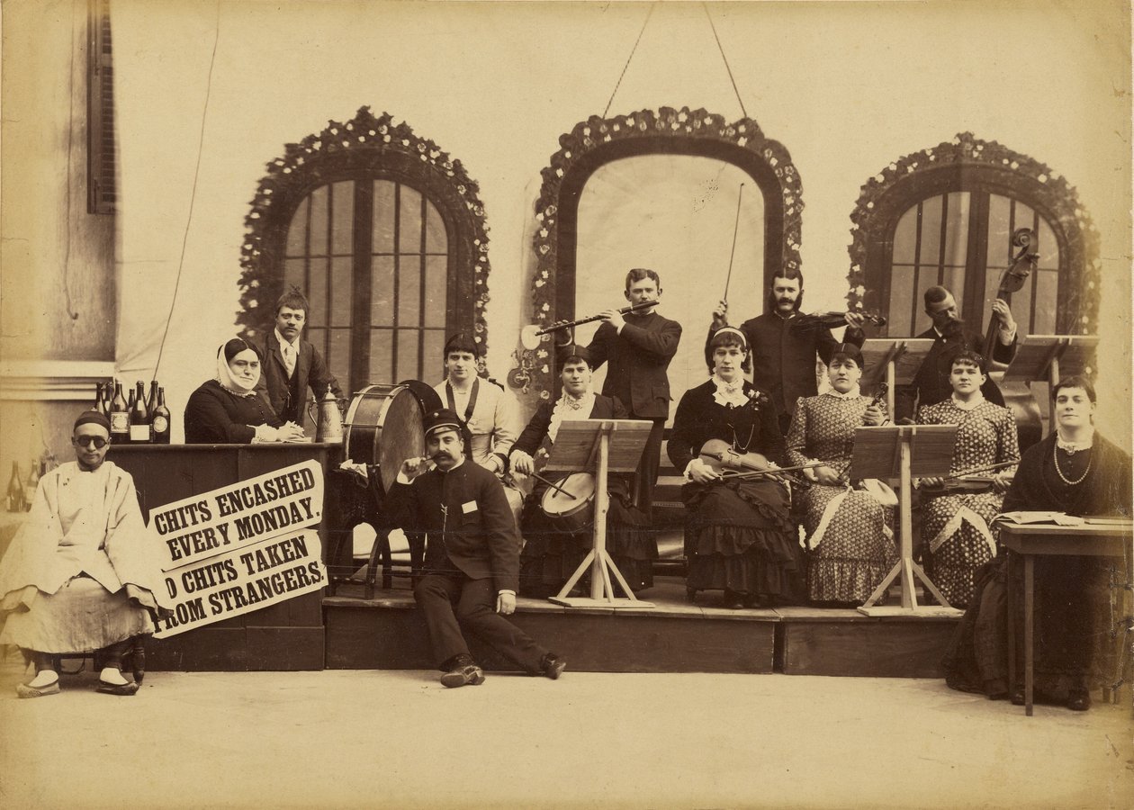[Banda a atuar na rua]. de Unknown artist