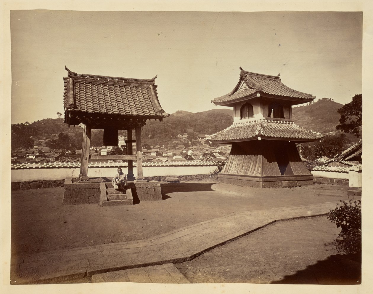 [Torre do sino e torre do tambor no Templo Jinso-ji] de Unknown artist