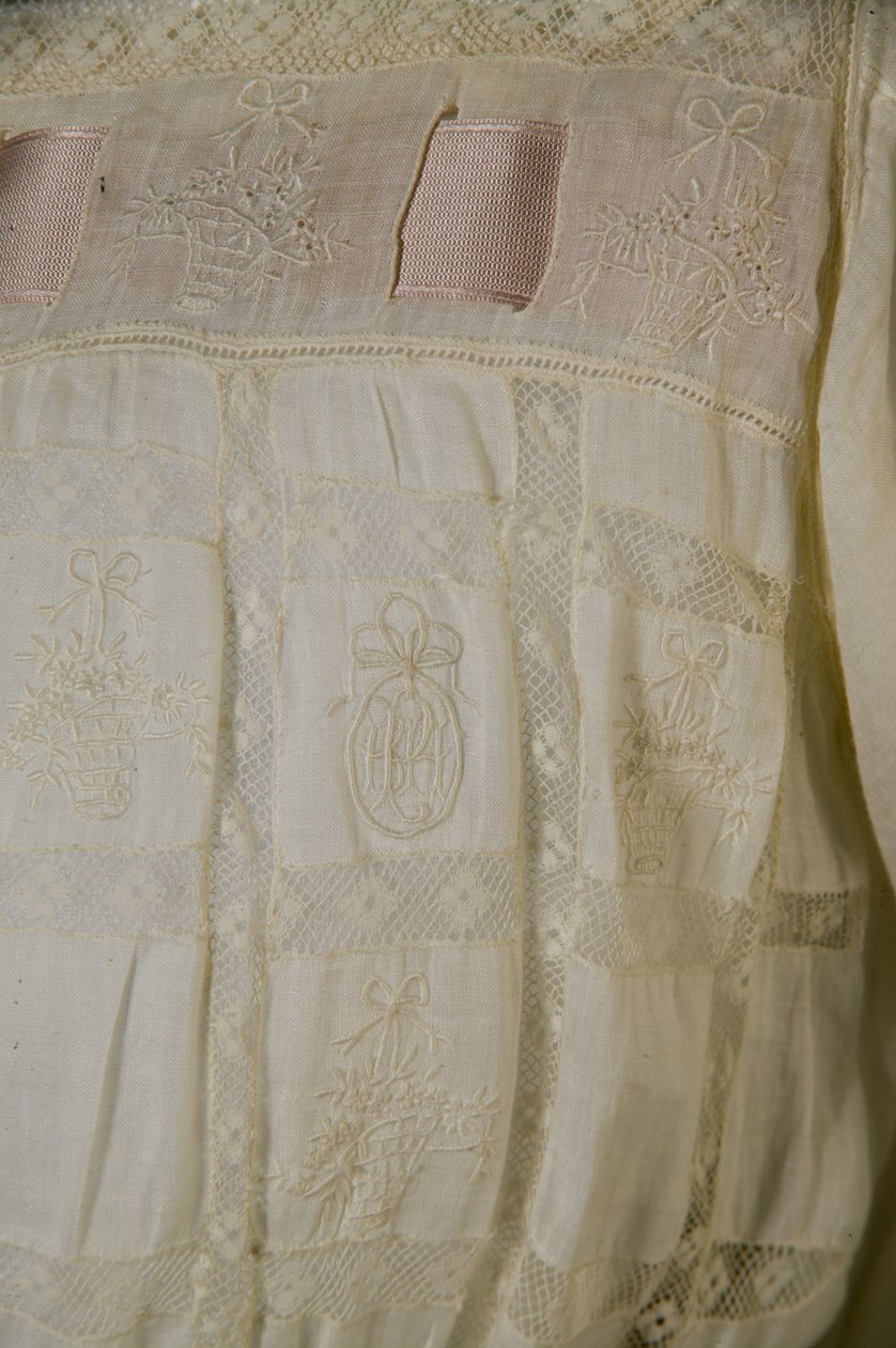 Camisa de dormir Bertha Palmer, c.1880 (vista detalhada), algodão branco, renda, bordado e fita de seda. de Unknown artist